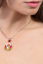 Kép betöltése a galériamegjelenítőbe: Lángoló-narancs Indiel Decent nyaklánc