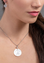 Kép betöltése a galériamegjelenítőbe: Holdfényezüst Gilnith Decent szett