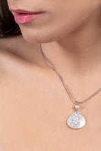 Kép betöltése a galériamegjelenítőbe: Holdfényezüst Gilnith Decent Nyaklánc