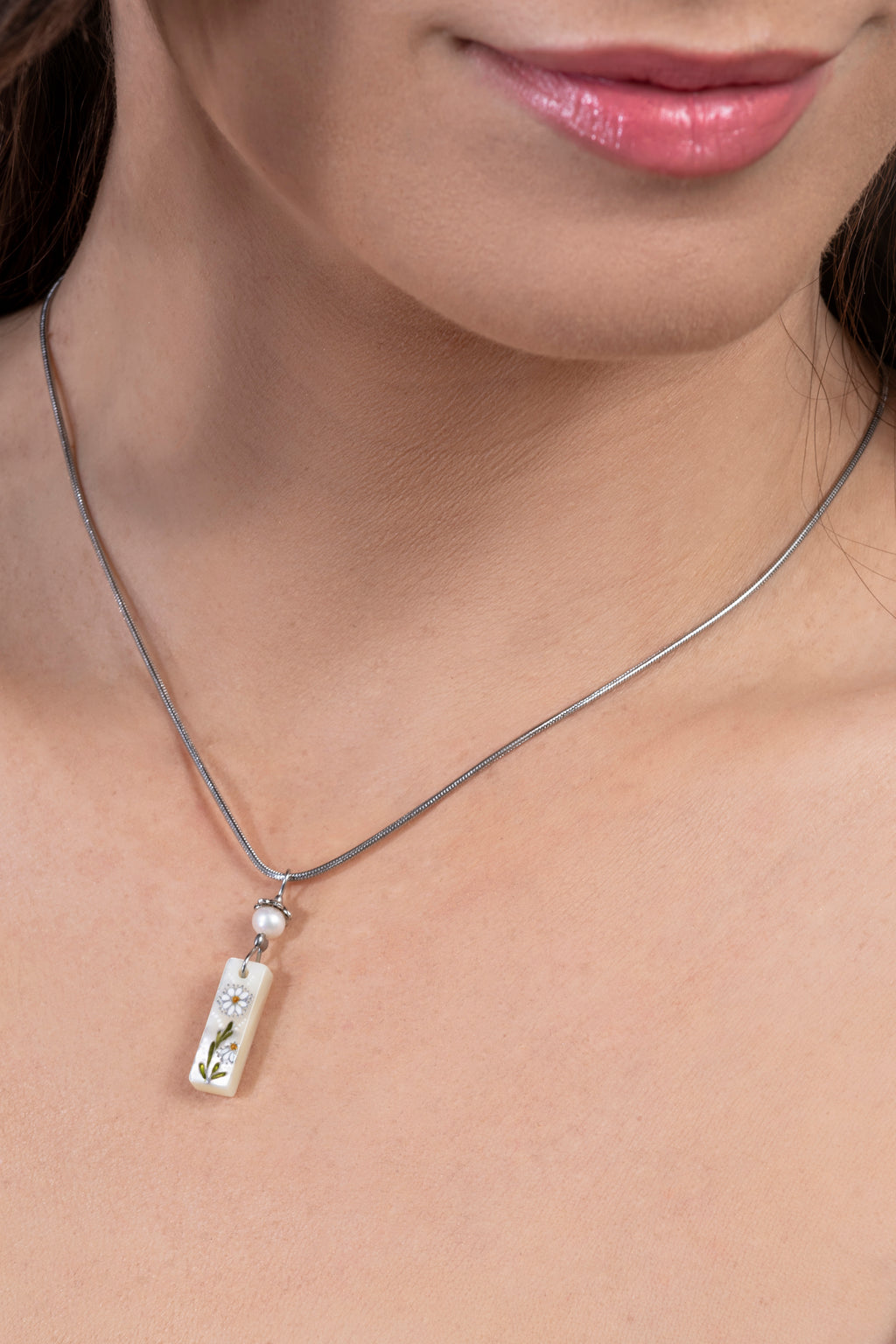 Summer White Chamalis Decent necklace