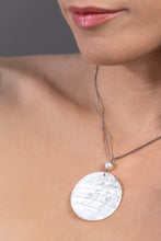 Kép betöltése a galériamegjelenítőbe: Holdfényezüst Spiralith Diva nyaklánc
