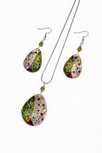 Load image into Gallery viewer, Nothrilien Diva set with teardrop shaped pendant
