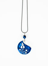 Load image into Gallery viewer, Velvet Blue Tuliphen Decent necklace
