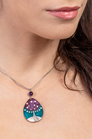 Nothrilien Diva necklace with teardrop shaped pendant