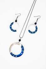 Load image into Gallery viewer, Tendrill Diva set with pierced-sun shaped pendant
