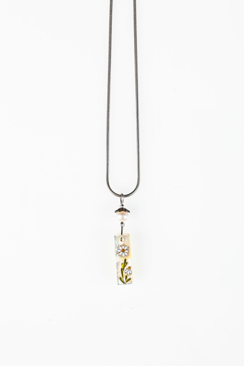 Summer White Chamalis Decent necklace