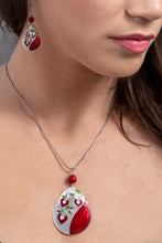 Load image into Gallery viewer, Trilliath Diva set with teardrop shaped pendant
