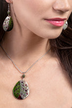 Load image into Gallery viewer, Nothrilien Diva set with teardrop shaped pendant
