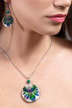 Load image into Gallery viewer, Amarill Diva set with sun shaped pendant
