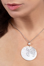 Kép betöltése a galériamegjelenítőbe: Holdfényezüst Flabelath Diva nyaklánc
