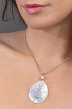 Kép betöltése a galériamegjelenítőbe: Holdfényezüst Nothrilien Diva nyaklánc
